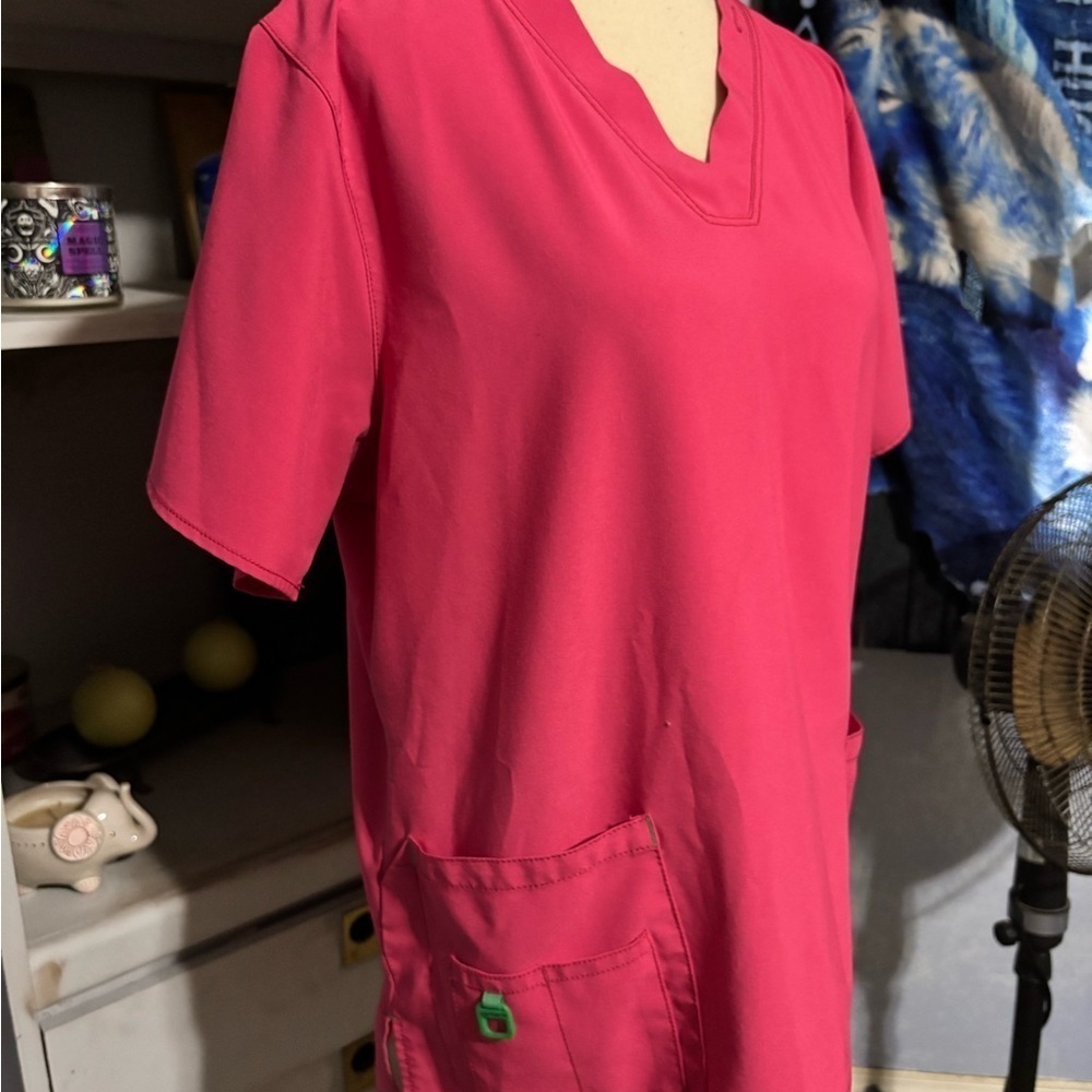 🛍Bundle sale🛍Carhartt Pink scrub top Short Sleeve large - Picture 3 of 12
